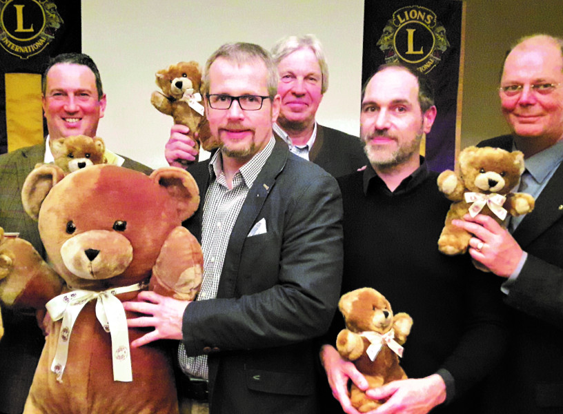 Jeder Teddy hilft! Die Lionsfreunde Stefan Sievert, Tim Hagemann, Wolfgang Engel, Timm Witthohn und Oliver Nöring werben für die Übernahme von Teddy-Patenschaften